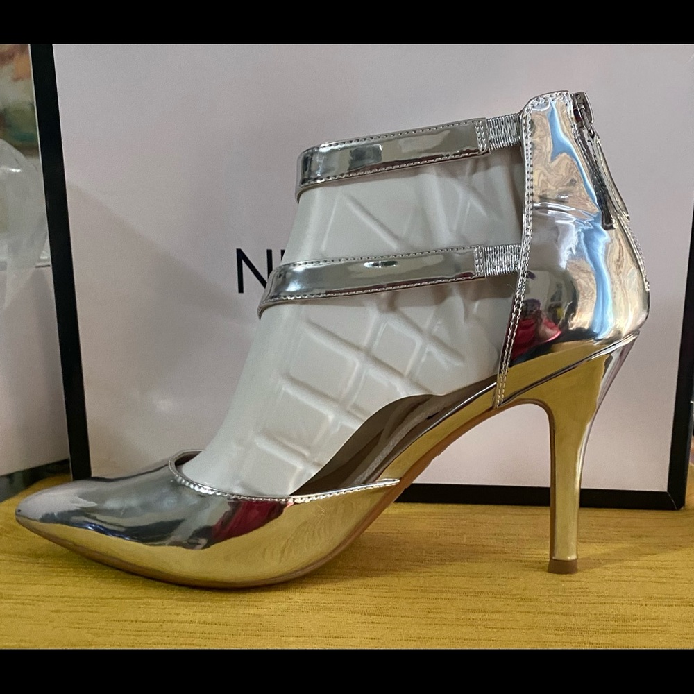 Nine West size 9M Silver 3 1/2 in heels